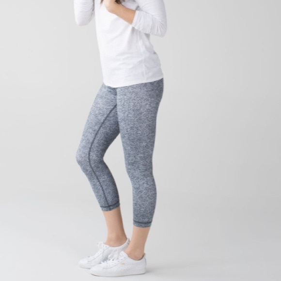 Lululemon Wunder Under Crop III - Picture 2 of 7